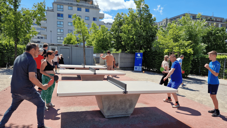 Tischtennis in den Wiener Parks, Spaß und Unterhaltung bei den spontanen Treffen. Tischtennis verbindet Menschen