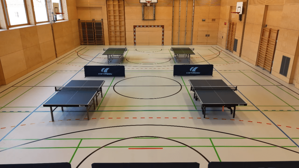 Tischtennis im Winter: Spielerinnen und Spieler in beheizter Halle von Tischtennis Hobby Wien beim gemeinsamen Training ohne Vereinsbindung.