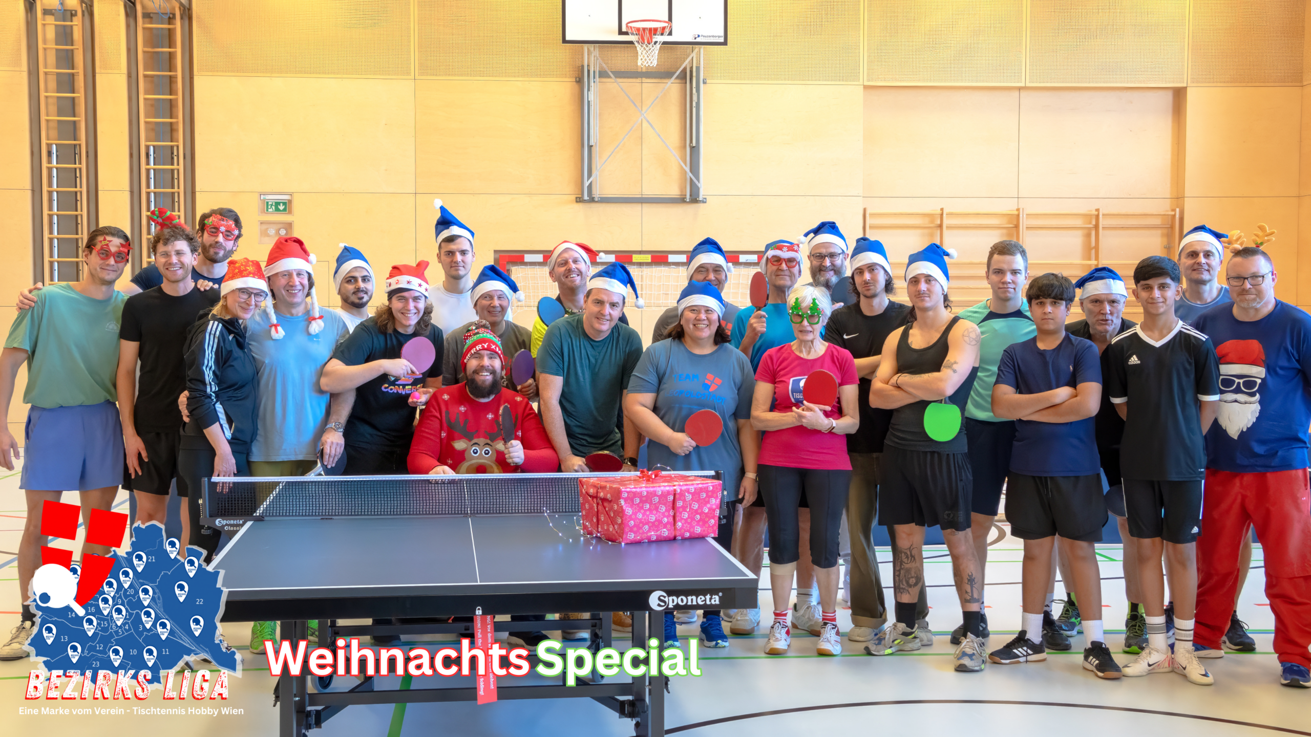 Teilnehmende der Wiener Tischtennis Bezirksliga beim Weihnachts-Special 2024 in Floridsdorf im sportlichen Einsatz an der Platte