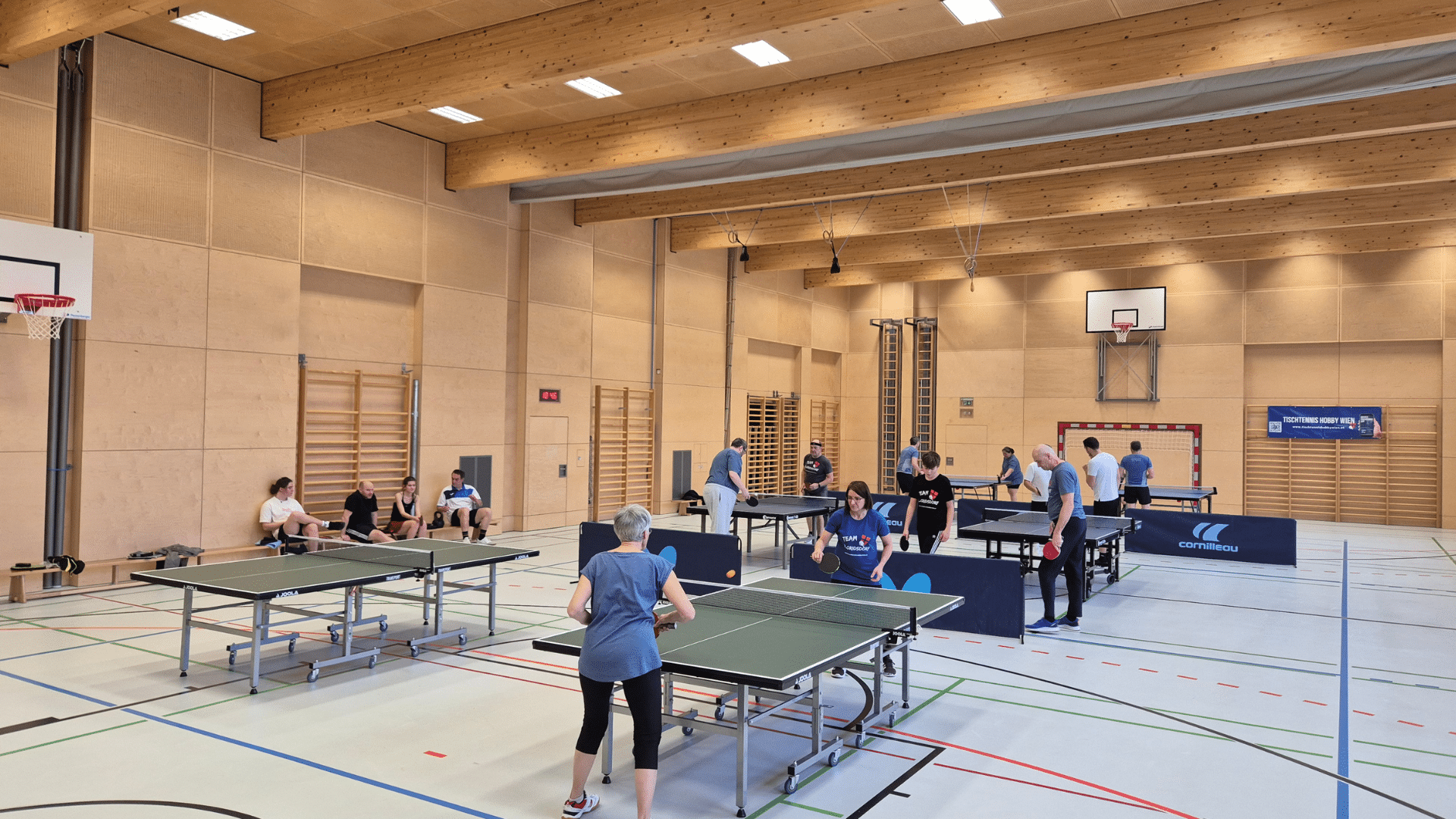 Die Wiener Tischtennis Bezirksliga sorgt für Spannende Tischtennis-Begegnung: Spieler aus verschiedenen Bezirken treten in packenden Matches gegeneinander an und stärken den Zusammenhalt der Stadt.