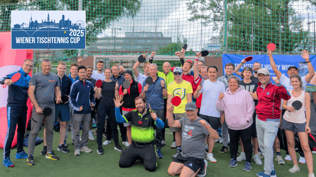 Gruppenfoto aller Teilnehmerinnen und Teilnehmer des 3. Events beim Wiener Tischtennis Cup 2025 beim WAT Brigittenau – vereint vor der Kulisse des Sportareals, mit Schlägern in der Hand und strahlenden Gesichtern.