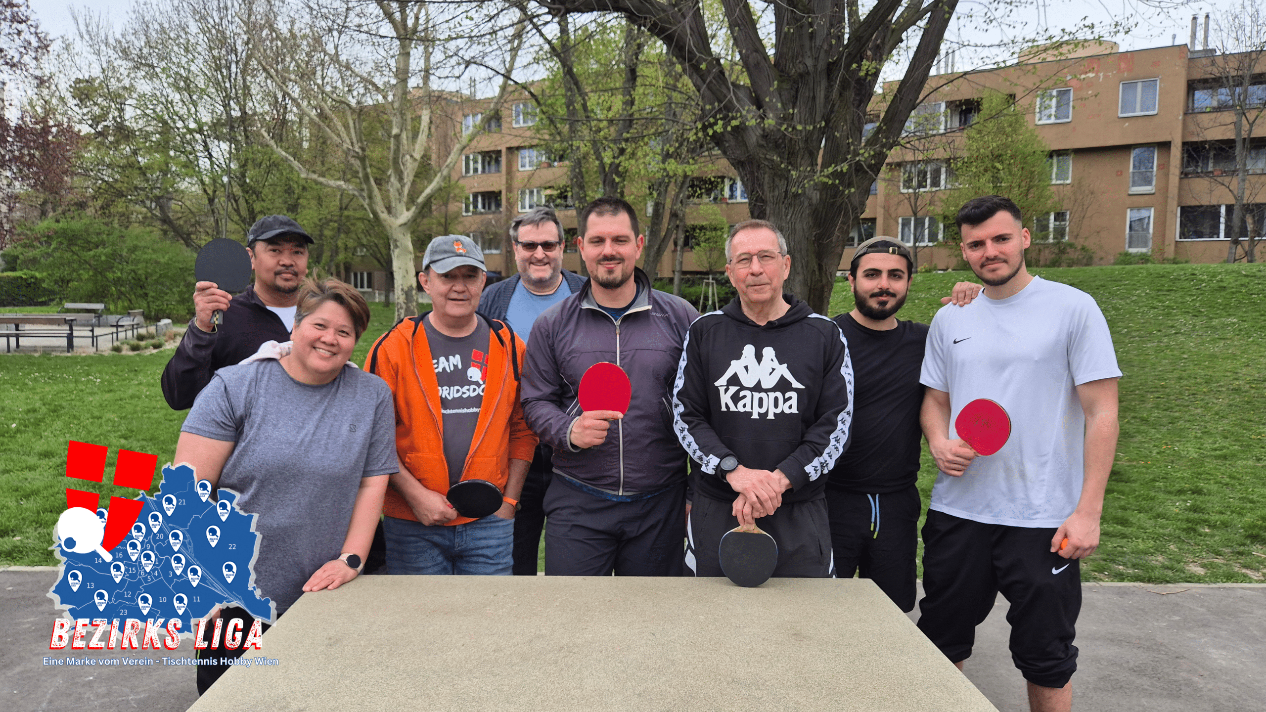 Alle Teilnehmenden beim 3. Bezirksliga Event versammelt im Floridsdorfer Denglerpark - gemeinsames Gruppenfoto nach einem sportlichen Tag unter freiem Himmel.