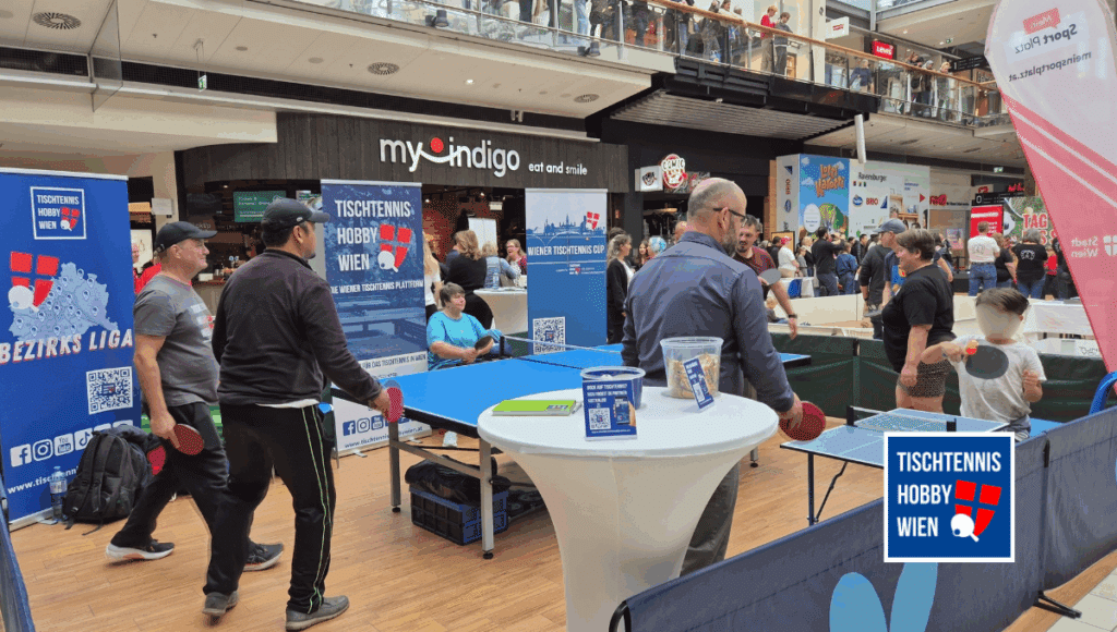 Menschen spielen Tischtennis in einer Aktionsfläche im Donau Zentrum beim Tag des Sports 2025.