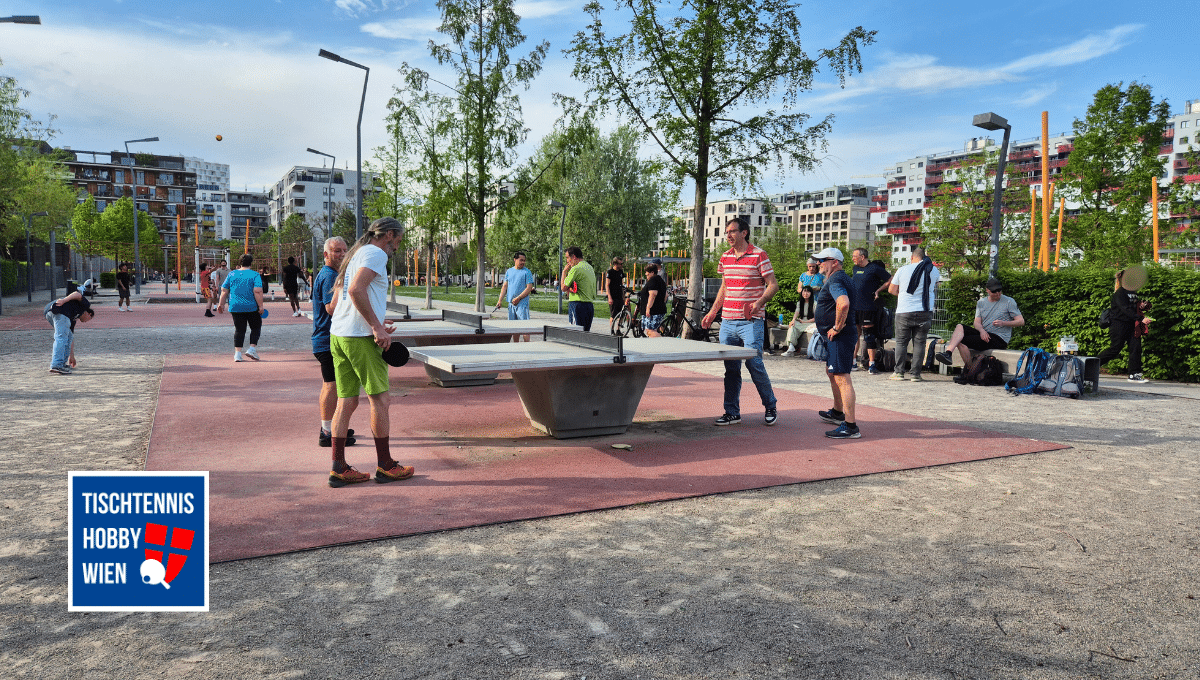 Menschen begegnen sich an der Tischtennisplatte, spielen miteinander und tauschen sich aus – ein Moment voller Verbindung und Miteinander durch Sport.