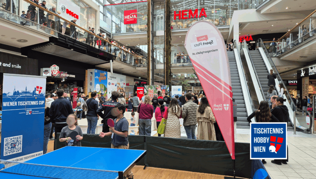 Besucher:innen spielen Tischtennis bei der Mitmach-Aktion im Donau Zentrum am Tag des Sports 2025