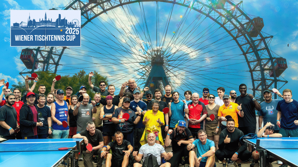 Gruppenfoto aller Teilnehmer:innen des Tischtennisturniers vor dem Wiener Riesenrad – strahlende Gesichter nach einem sportlichen Rekordtag bei „Tischtennis vor dem Wiener Riesenrad“.