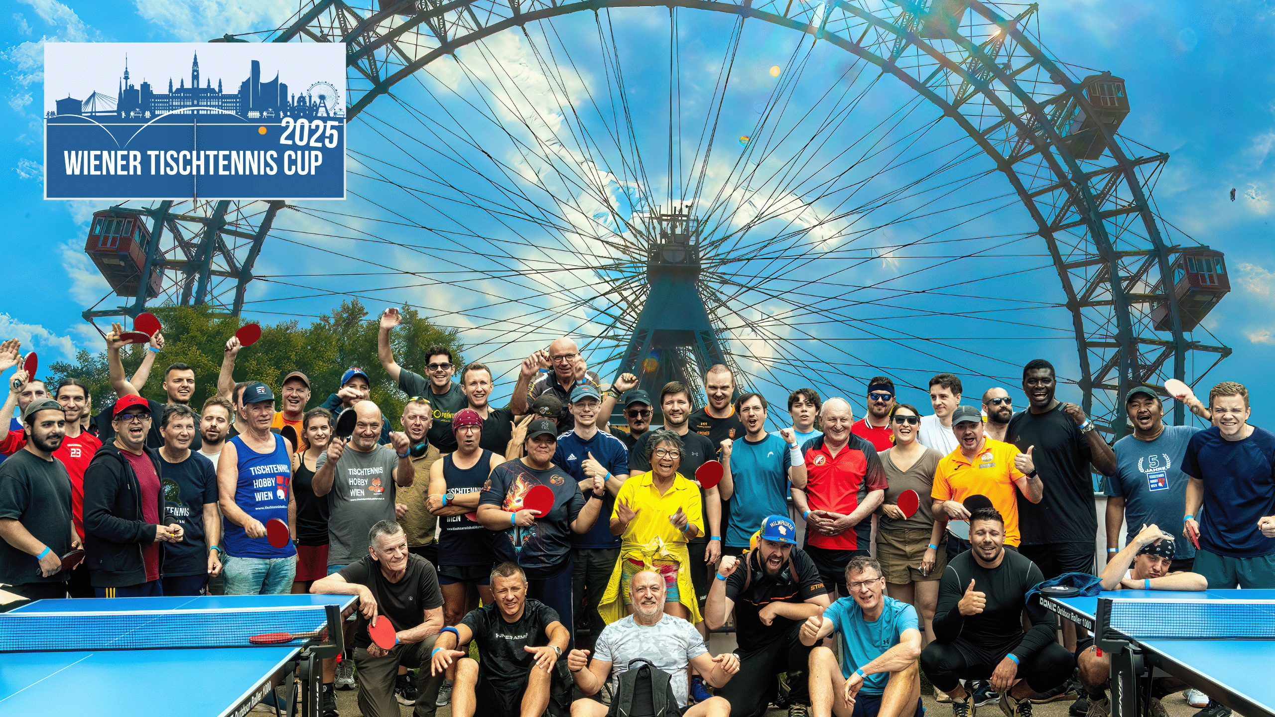 Gruppenfoto aller Teilnehmer:innen des Tischtennisturniers vor dem Wiener Riesenrad – strahlende Gesichter nach einem sportlichen Rekordtag bei „Tischtennis vor dem Wiener Riesenrad“.