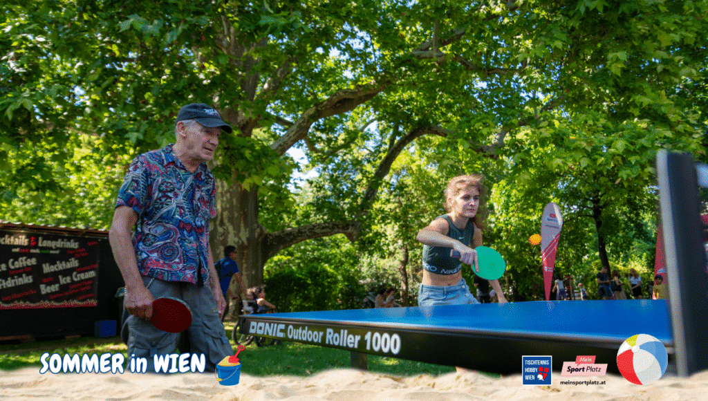 Dynamische Tischtennis-Action vor dem Wiener Rathaus mit schnellen Ballwechseln und mitreißender Stimmung im sommerlichen Wien.
