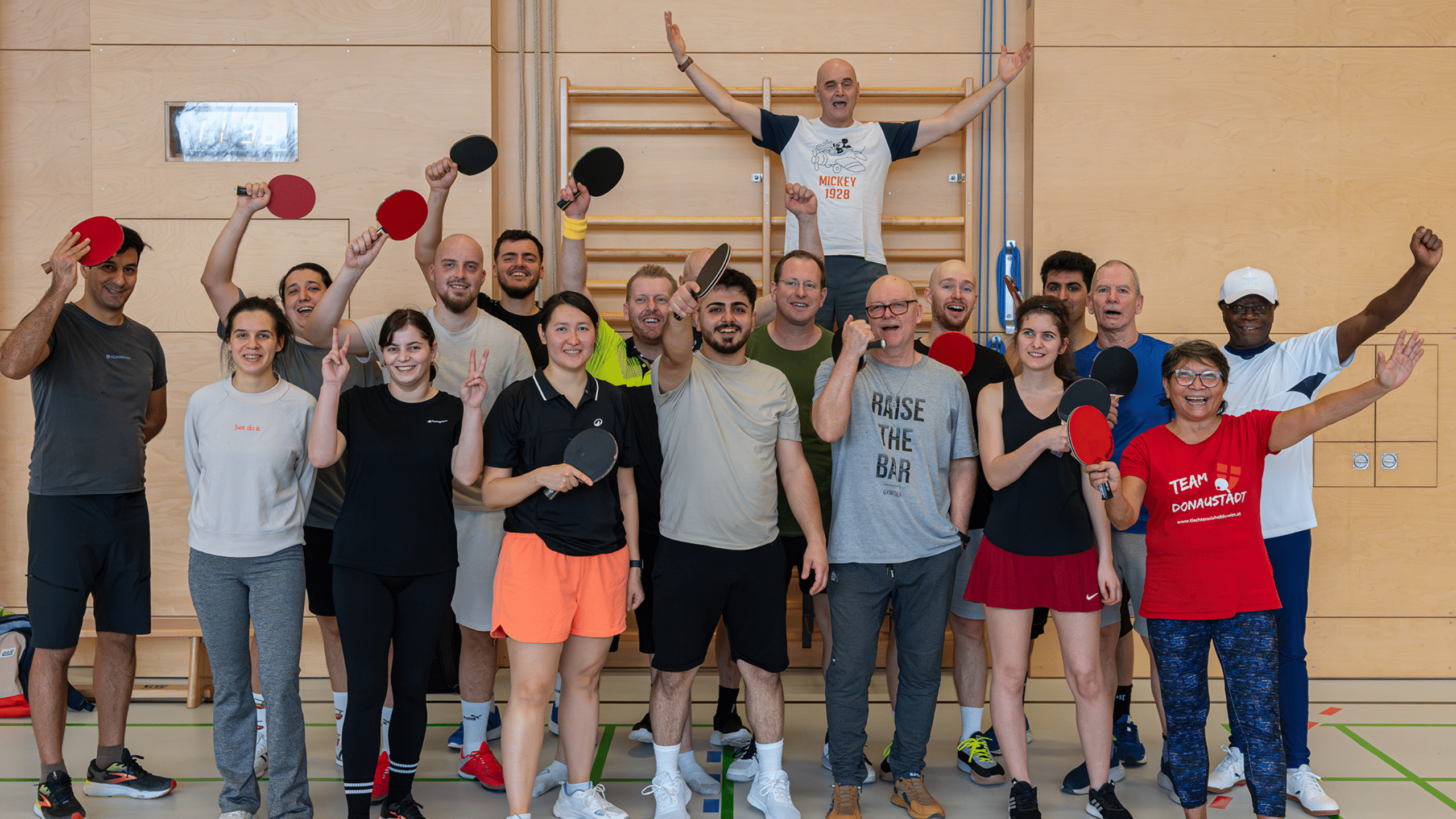 Das 1. Wiener Tischtennis Ringerl Turnier 2026 bei Tischtennis Hobby Wien: Ein sportliches Highlight, das Tischtennis in Wien neu erleben lässt. Mit kreativen Spielformen und jeder Menge Humor haben wir den klassischen Sport neu gedacht und Menschen jeden Alters an der Platte vereint.