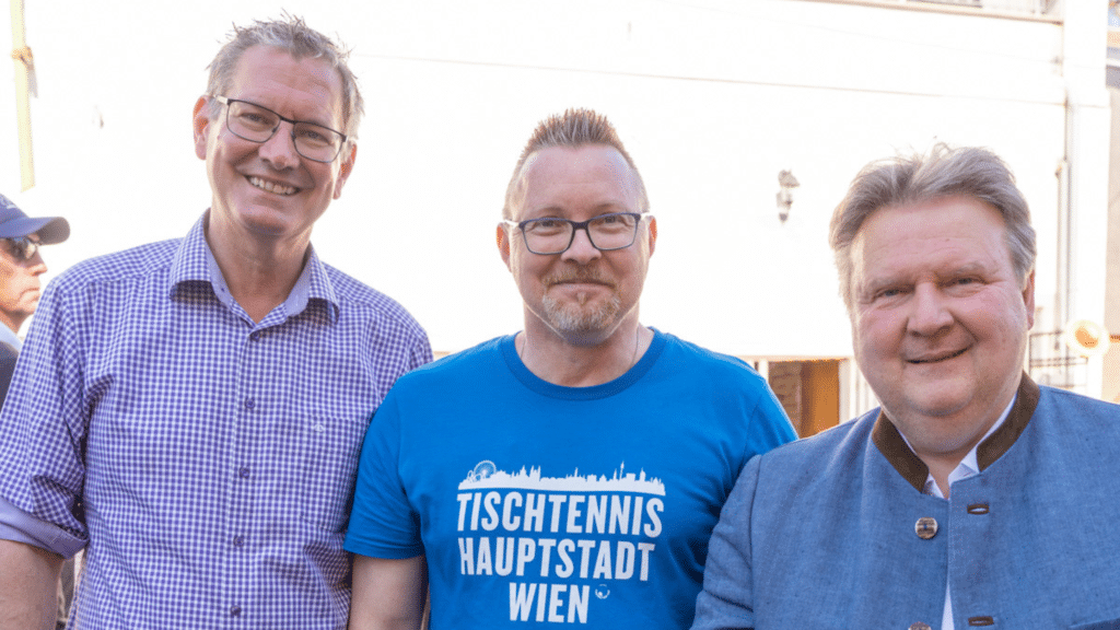 Gemeinsam für das Tischtennis in Wien: Bürgermeister Michael Ludwig, Bezirksvertreter:innen und das Team von Tischtennis Hobby Wien setzen sich aktiv für den Tischtennissport im öffentlichen Raum ein.